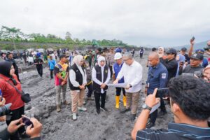 Tinjau Perbaikan Tanggul Pasca Banjir Lahar Dingin Semeru, Gubernur Khofifah Targetkan Rampung Dalam Tiga Bulan