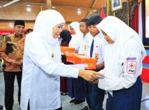 Pemprov Jatim Serahkan Bantuan Rp 7,62 Miliar untuk Masyarakat Bangkalan