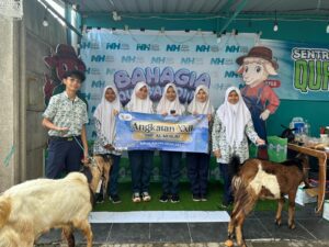 Jelang Idul Adha, Siswa SMP Al Muslim Maknai Kelulusan dengan Berbagi pada Sesama
