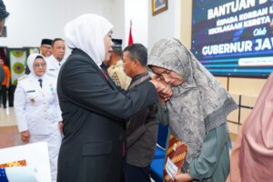 Gubernur Jatim Serahkan Santunan Untuk Korban Laka Kereta Api di Magetan