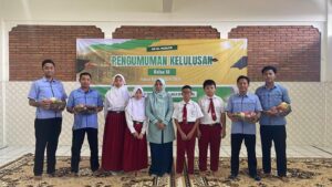 Tanda Syukur, Siswa-Siswi SD Al Muslim Rayakan Kelulusan dengan Berbagi Parcel Buah untuk Satpam dan Cleaning Service Sekolah