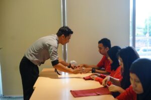 Midtown Residence Surabaya Gelar Pelatihan Table Setup dan Napkin Folding bagi Penyandang Disabilitas