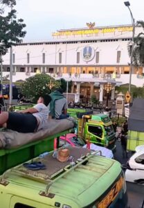 Tolak Kebijakan ODOL, Ratusan Truk Padati Depan Kantor Gubernur Jatim