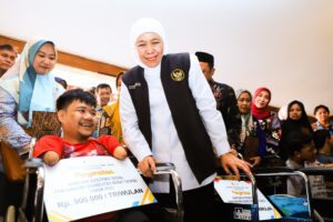 Tekan Angka Kemiskinan, Pemprov Jatim Gubernur Salurkan Bantuan Rp10,2 Miliar