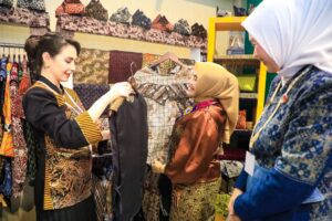 Kunjungi Booth Dekranasda Jatim, Arumi Promosikan Batik Gedog Tuban