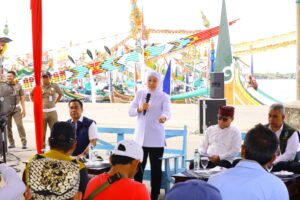 Sapa Nelayan dan Kelompok Perikanan di Muncar Banyuwangi, Gubernur Khofifah Serahkan Bantuan Senilai Rp 276 Juta