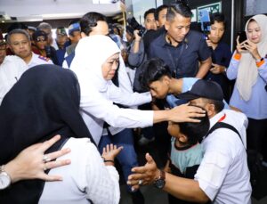 Gubernur Khofifah Serahkan Santunan Ahli Waris Keluarga Korban KMP Tunu di Banyuwangi