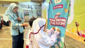MPLS SD Al Muslim Ajak Siswa Terbangkan Pesawat dan Menulis Cita-Cita