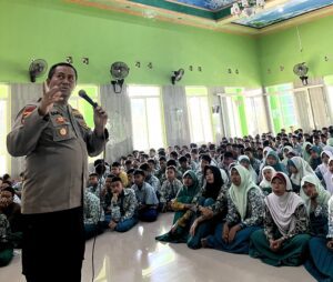 Kapolsek Sukodono Beri Edukasi Tertib Lalu Lintas dan Bijak Bermedia Sosial kepada Pelajar