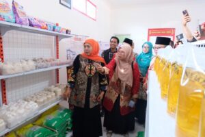 Khofifah Indarparawansa Kunjungi Kesiapan Koperasi Merah Putih Desa Kupang Jabon