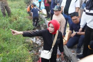 Peduli Lingkungan, Wakil Bupati Sidoarjo Pimpin Kerja Bakti Bersama Ribuan Siswa SMAN 2 Sidoarjo