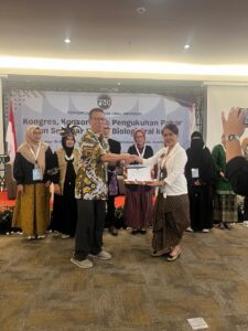 Dekan FKG UHT Dikukuhkan sebagai Pakar Biologi Oral dalam Kongres Nasional di Padang