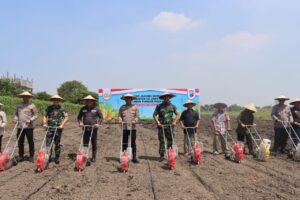Forkopimda Sidoarjo Ikuti Tanam Jagung Serentak di Ponpes Bumi Sholawat
