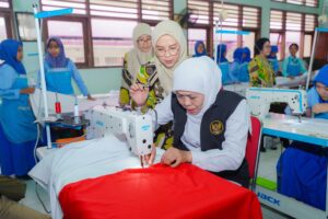 Libatkan 8000 murid dan guru untuk Pecahkan Rekor MURI Bentangan Bendera Merah Putih Terpanjang Tahun 2025