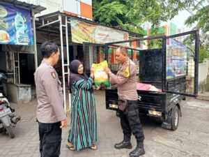 Bhabinkamtibmas Polsek Buduran Jemput Bola, Distribusikan Beras Murah Gunakan Motor Roda Tiga