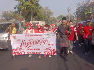 300 Orang Pilar Sosial dan Kawan Sosial Sidoarjo Gelar Jalan Sehat Rayakan HUT RI ke-80
