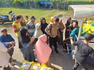 Polsek Krian Gelar Bazar Murah dan Distribusi ke Warga
