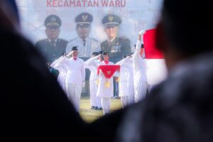 Siswi SMA Al Muslim Tampil Sebagai Pembawa Baki Paskibra Kecamatan Waru
