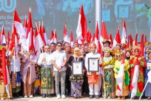 Ribuan Masyarakat Antusias dan Khidmat Ikuti Upacara HUT ke-80 RI di Grahadi