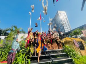Grand Mercure Malang Mirama Gelar Upacara Kemerdekaan HUT Ke 80 RI dengan Lepas 300 Merpati
