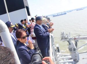 Joy Sailing Prodammaba UHT, Mahasiswa Baru Rasakan Pengalaman Berlayar di KRI Surabaya 591