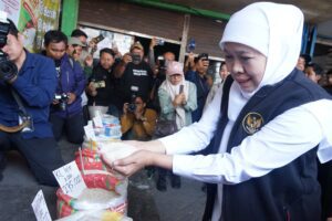 Pastikan Kelancaran Distribusi Beras, Gubernur Khofifah Tinjau Distribusi Beras SPHP di Pasar Larangan Sidoarjo