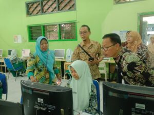 Pantau Pelaksanaan ANBK, Dinas Pendidikan dan Kebudayaan Kabupaten Sidoarjo Lakukan Monev ke SMPN 1 Tulangan