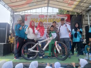 BRI Unit Kedamean Bersama Instansi Kecamatan Kedamean Gelar Jalan Sehat