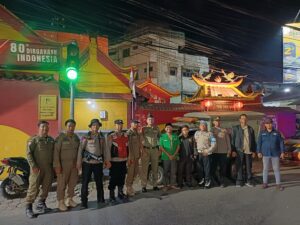 Polsek Krian Gelar Patroli Malam dan Berbagi Beras untuk Ojol