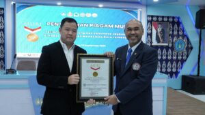 UHT Pecahkan Rekor MURI Tarian Gugur Gunung dan Jalesveva Jayanahe Mahasiswa Baru di KRI Surabaya 591