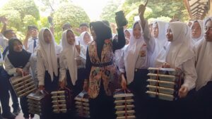 Mimik Idayana bagikan langsung MBG kepada siswa SMPN 1 dan SMPN 2 Sidoarjo
