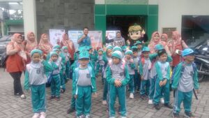 Puluhan Siswa Siswi TK Hasjim Ashari PP SedatiLakukan Outing Class ke BPR Delta Artha
