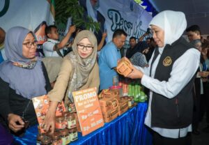 Dekatkan Akses Kebutuhan Pokok Terjangkau untuk Masyarakat, Gubernur Khofifah Gelar Pasar Murah di Surabaya