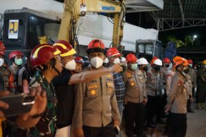 Kapolresta Sidoarjo Turun Langsung Cek Evakuasi Korban Musibah Al Khoziny