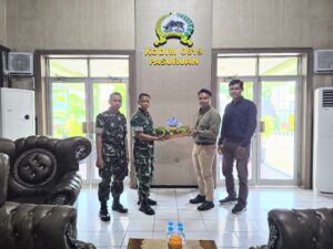 Ucapkan Selamat HUT TNI Ke-XX,Dalwa Hotel Berikan Tumpeng Spesial