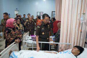 Beri Dukungan Moril Korban Musibah Ponpes Al Khoziny di RSUD R.T. Notopuro, Wabup Mimik Dampingi Kejati Jatim