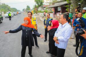 Gubernur Khofifah Tinjau Progres Proyek Strategis Provinsi  Pelebaran Jalan Sugihwaras Magetan, Dorong Konektivitas dan Pertumbuhan Ekonomi Mataraman