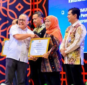 Terima Penghargaan BRIDA/BAPPERIDA, Gubernur Jatim Juga Tanda Tangani Nota Kesepakatan Sinergi antara BRIN dan Pemprov Jatim