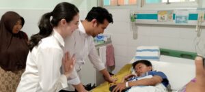 Arumi Bachsin Dampingi Emil Dardak Jenguk Korban Selamat Ponpes Al Khoziny di RSUD Sidoarjo