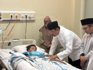 Mensos Gus Ipul Kunjungi Haikal: “Kami Akan Terus Dampingi Sampai Pulih”