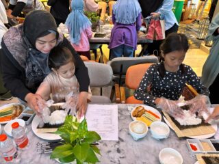 Java Paragon Hotel Gelar Kegiatan Belajar Sambil Bermain Membuat Sushi