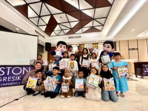Gandeng Budayawan Gresik, Aston Gresik Hidupkan Kembali Pesona Damar Kurung Lewat Kelas Seni