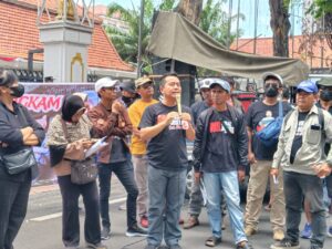 Rakyat Jawa Timur Menggugat Gelar Aksi di Depan Grahadi Surabaya