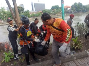 Sugianto Ditemukan Tim SAR Gabungan Usai Tenggelam di Sungai Jagir Wonokromo
