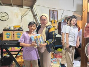 Kader Tidar Jatim Bagikan Makanan Bergizi, Susu dan Buku Tulis untuk Anak-anak Kampung Stren Kali Jagir