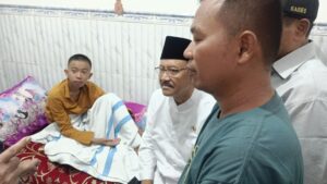 Mensos Gus Ipul Kunjungi Rosi, Santri Al Khoziny yang Diamputasi: “Semangatnya Luar Biasa”