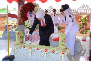 Khofifah Ziarah ke Makam Gubernur Pertama Jatim RMTA Soerjo