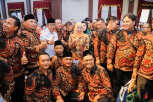 Gubernur Khofifah Serahkan Penghargaan Bagi 604 Pendonor Darah Sukarela 75 Kali