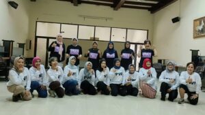 Tim Line Dance PWI dan PARFI Jatim Meriahkan Parade Surabaya Juang Surabaya Epic 2025