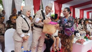 Bagikan Makanan Berbungkus Daun Pisang, Tim Dapur Umum Mbok Dar Martir Semarakkan Parade Surabaya Juang